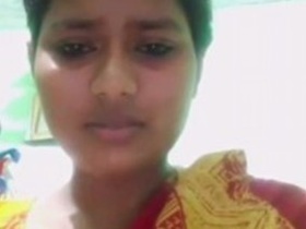 Indian girl pleasures herself with fingers