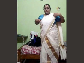 Mallu aunty Tia shows off her curves in sexy lingerie