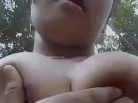 Bangladeshi village girl flaunts her beauty in explicit video