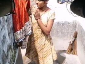 Hidden camera captures amateur porn with Indian girls