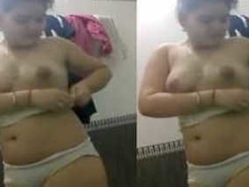 Indian desi woman strips down and exposes her intimate areas