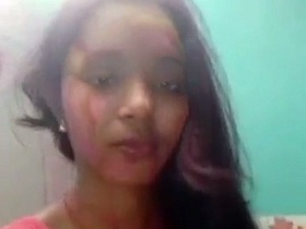 Desi girl goes nude after Holi festival in steamy video