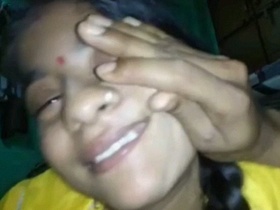 Desi bhabiji gives a blowjob in a MMS video