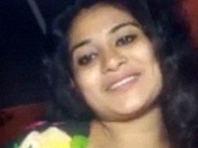 Mallu auntie teases caller with sexy boobs and nipples