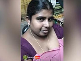 Indian desi woman with XXX decollete poses seductively in selfie video