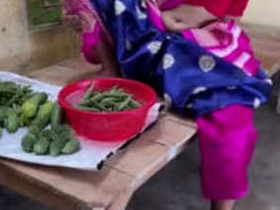 Owner of vegetable stall gets banged hard by Kaamwali aunty