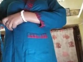 Boudi flaunts her naked body in a steamy video