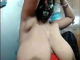 Desi aunty flaunts her big boobs in steamy video