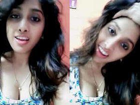 Sonali Vasti flaunts her milky cleavage and navel in a seductive manner